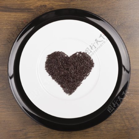 盘子里的心形巧克力图片素材