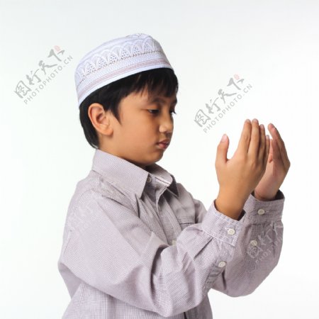 双手掌心朝里的阿拉伯男孩图片