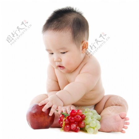 在拿水果的婴儿图片