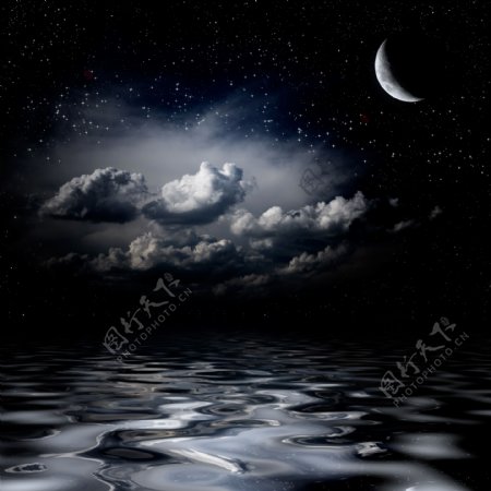 水面上的云朵与月亮