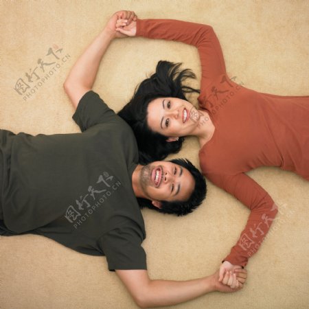一起躺在地上的情侣图片
