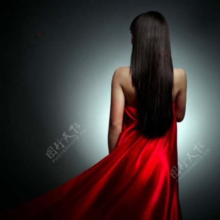 穿着红裙的长发美女背部图片