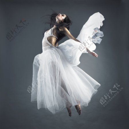 跳跃的白裙美女图片