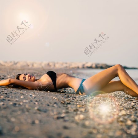 睡在海滩上的比基尼美女图片