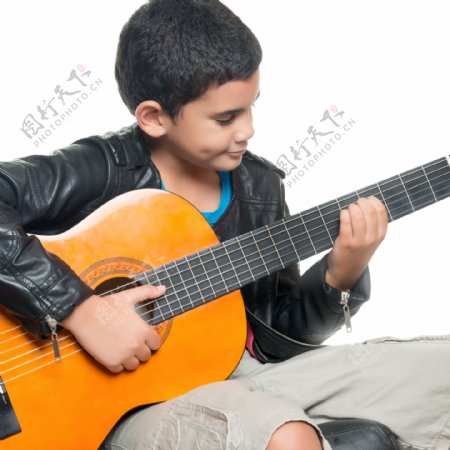 弹奏吉他的男生图片