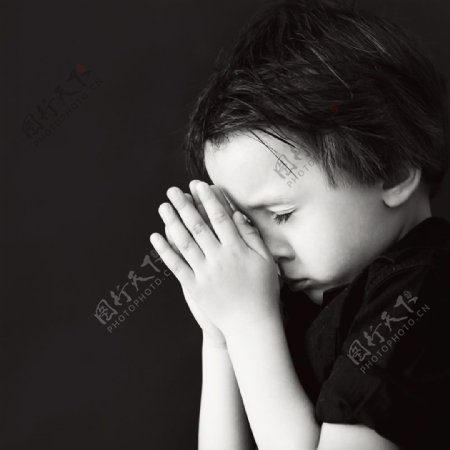 祈祷的小男孩图片