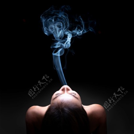 吐烟雾的女人图片