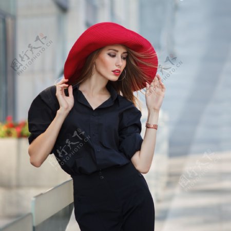 戴红色帽子时尚美女图片