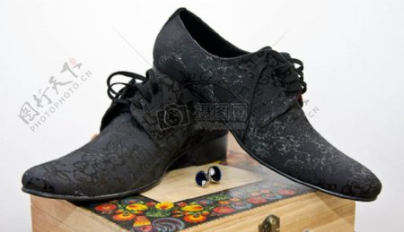 黑色花纹皮鞋