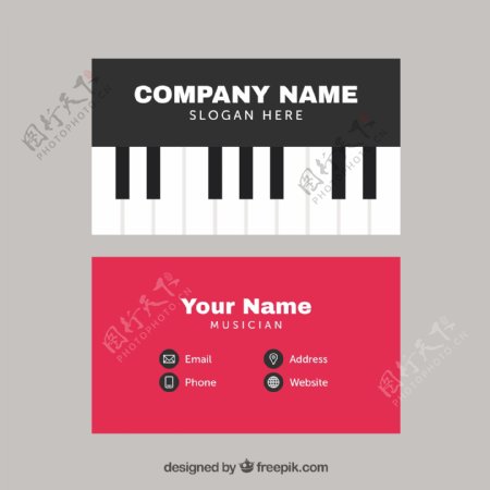 具有平面钢琴设计的音乐家卡