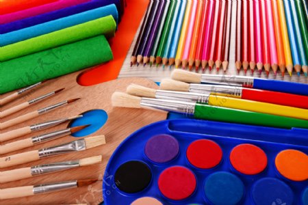 笔刷与颜料和彩色笔