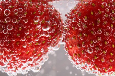 水里的草莓图片