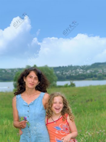 快乐的女儿和她母亲的肖像