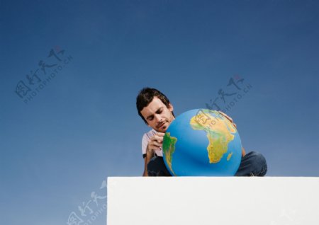 玩弄地球的外国男人图片