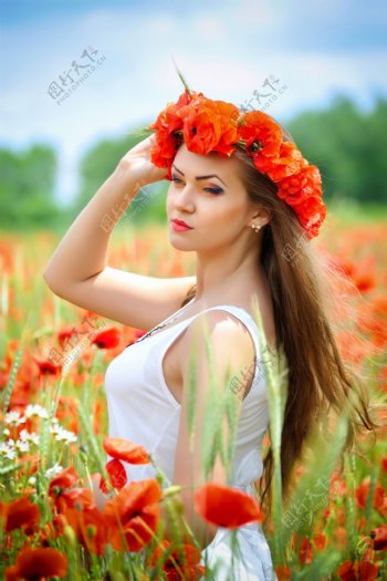 美丽花丛中的女人图片
