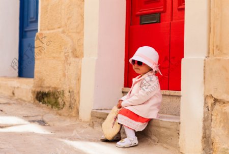 坐在门口的小女孩图片