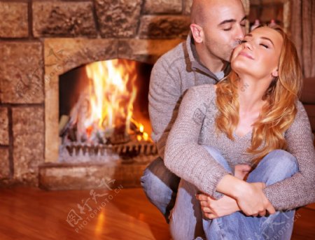 坐在壁炉旁的情侣图片