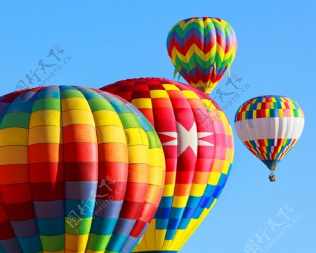 空中的彩色热气球
