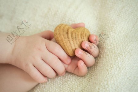 婴儿手中的爱心图片