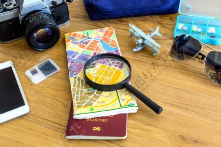 放大镜护照与地图图片