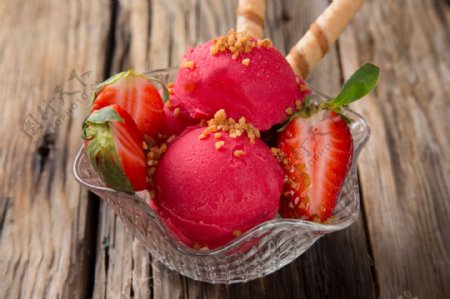 草莓冰淇淋美食