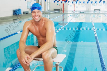 微笑的游泳运动员图片