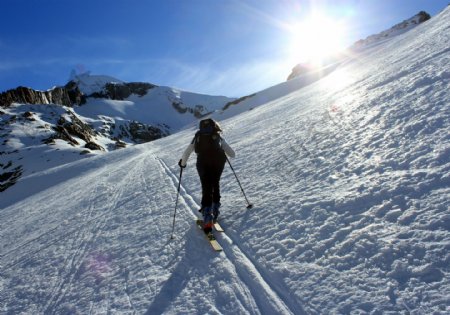 雪景和滑雪人物图片