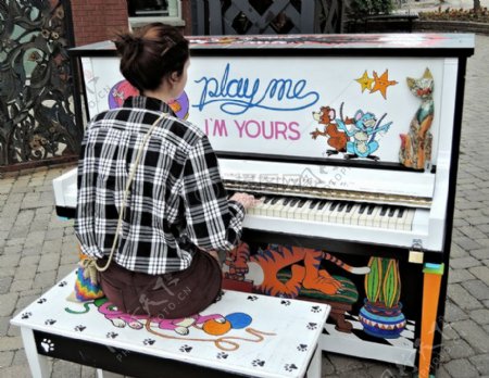 一个女人在街头弹钢琴