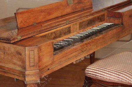 木制的古朴钢琴