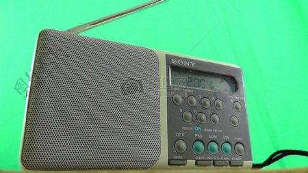绿色背景下的收音机
