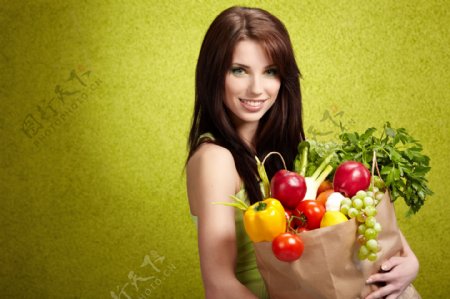 拿着蔬菜水果的妇女图片