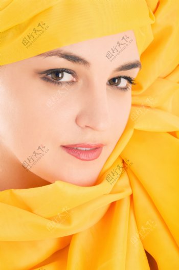黄色围巾和漂亮女人图片