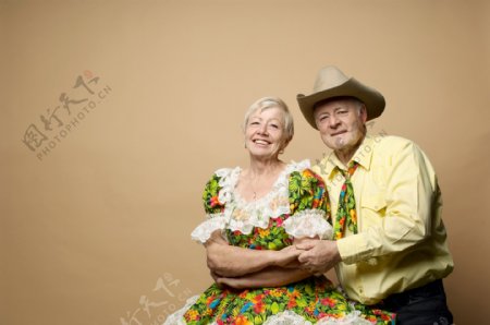 表演舞蹈的外国老年人夫妇图片