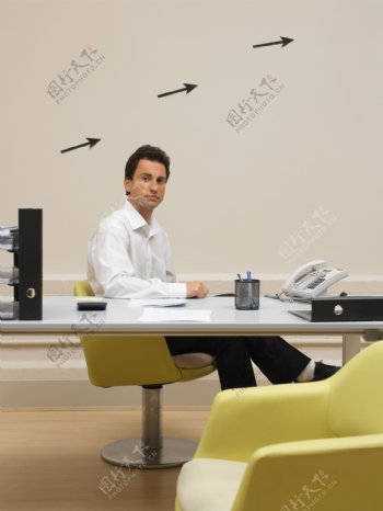 办公室坐着的外国男人图片