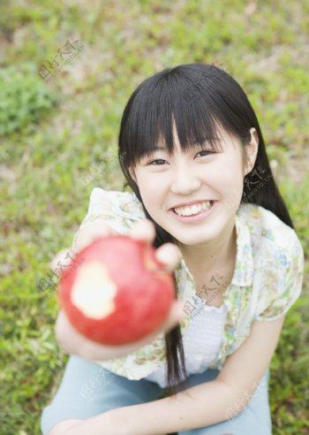 吃苹果的高中女生图片