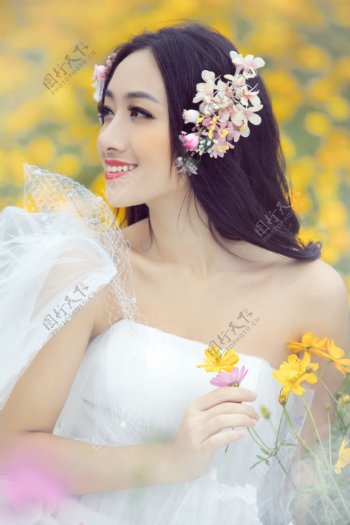 戴着花环的美丽新娘图片