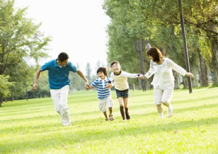 草地上奔跑的一家人图片