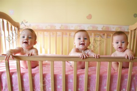 婴儿床上的婴儿们图片