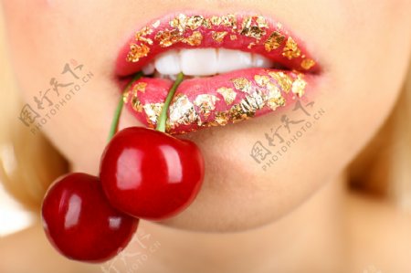 嘴里咬着樱桃的红唇图片