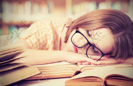 看书看到累趴下的学生图片