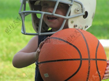 一个小男孩拿着篮球