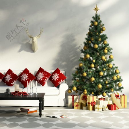客厅里的沙发和圣诞树