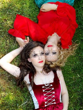 草地上躺着的两个美女