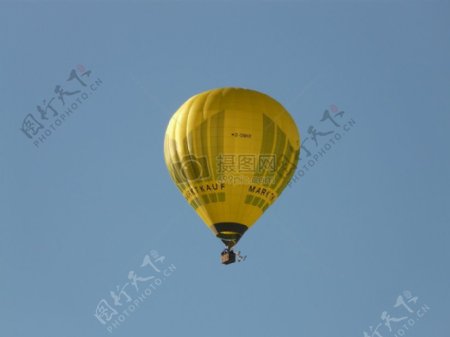 黄色升空的热气球