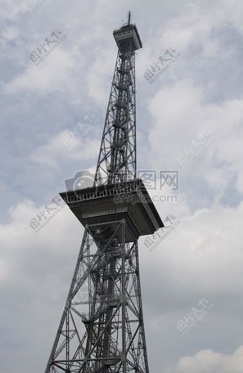 天空下的广播发射塔