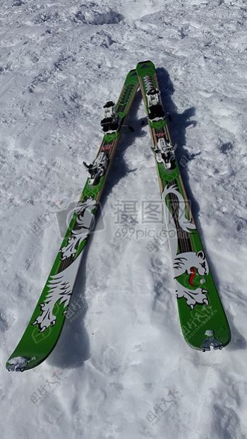 雪地里的滑雪板