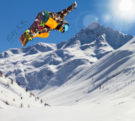 山间滑雪的极限运动员图片