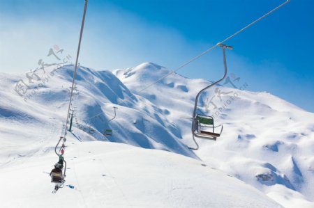 滑雪公园的缆车图片