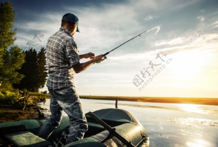 正在钓鱼的男人图片
