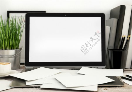 空白笔记本电脑与纸张图片
